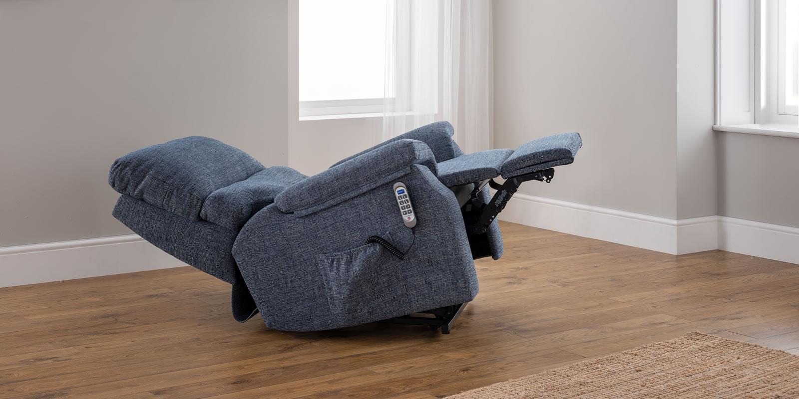 Celebrity Furniture Newstead cloud zero riser recliner Roomset